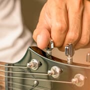 Hvordan stemme gitar – nybegynnerens komplette og trygge guide